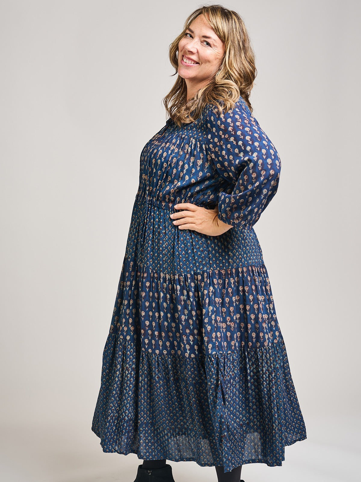 新品未使用　パメオポーズ　NERD PATTERN LONG DRESS Adriana Plus Size Blue Boho Dress Midnight Floral Mix - Fair Trade