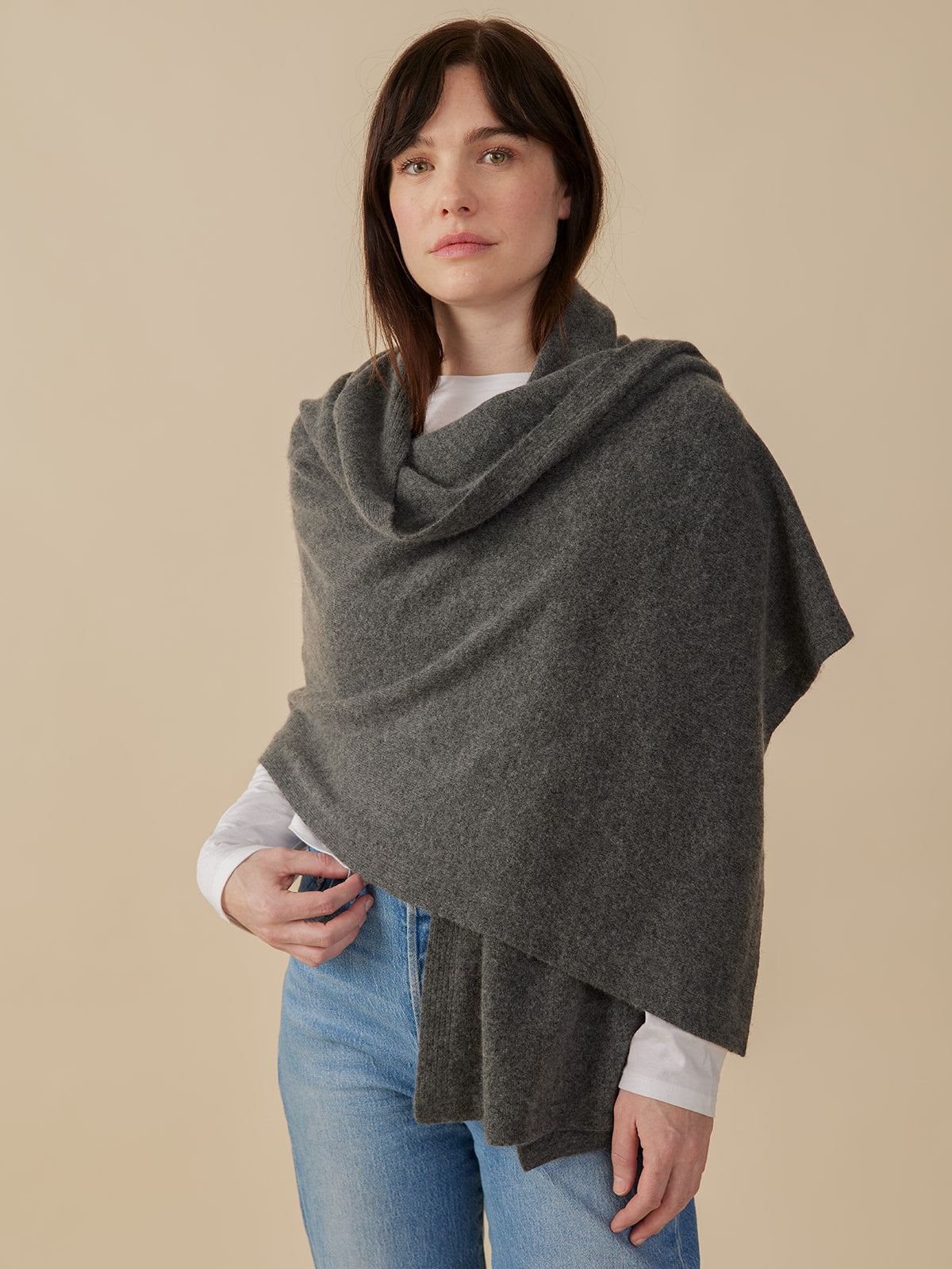 CASHALUXカシミヤ 100% WOOL EXPO 毛布 ストール Women's Meryl Wrap Charcoal Cashmere | Fair Trade | Mata Traders